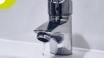 Afbeelding van een kraan waar water uitkomt.