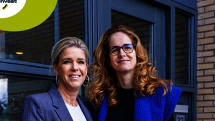 Twee seniorenmakelaars bij de ingang van de Margrietflat.