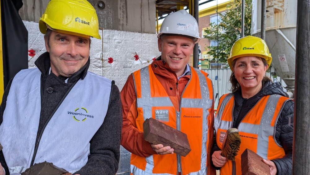 Bestuurders en wethouder leggen eerste steen bij nieuwbouwproject De Bres
