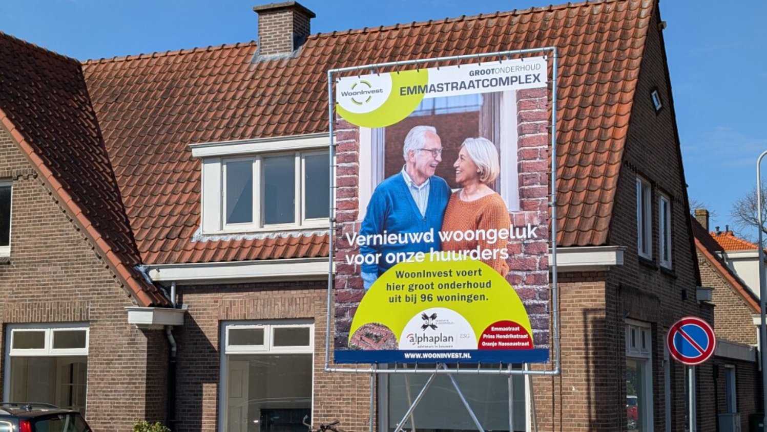 Woning in de Emmastraat met het bouwbord ervoor geplaatst.
